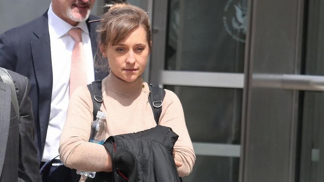Allison Mack disebut merekrut perempuan-perempuan untuk bergabung dalam kelompok yang diyakini sebagai kultus seks di New York.