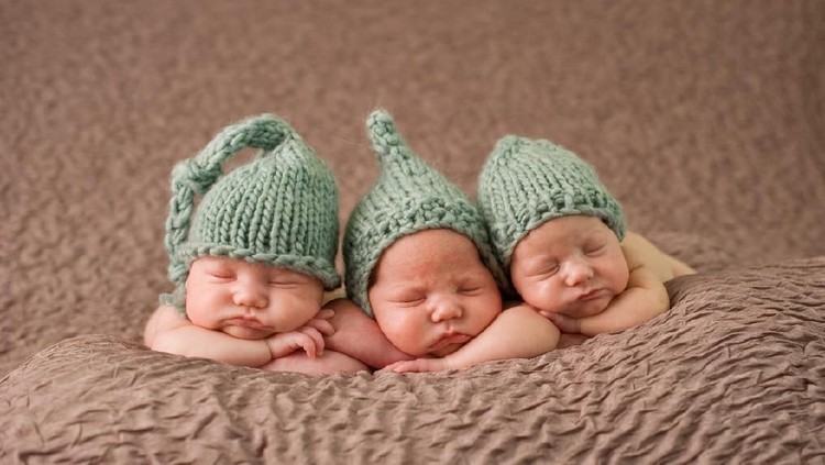 Perut lebih besar pada trimester pertama? Bisa jadi Bunda mengandung bayi kembar tiga lho. Cek ciri-ciri hamil kembar tiga lainnya di sini.