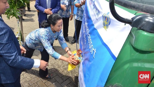 Tenaga Ahli KSP Ali Mochtar Ngabalin mengatakan ingin berkomunikasi dengan Menteri BUMN Rini Soemarno terkait kebijakan perombakan jajaran di BUMN.