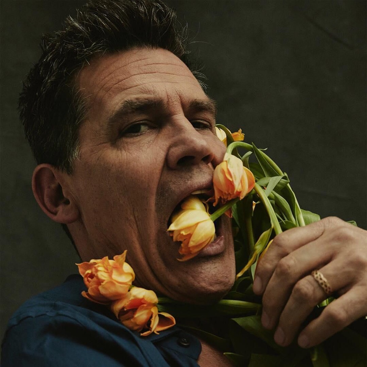 Karakter musuh yang keji di film Avengers&comma; Thanos diperankan oleh Josh Brolin&period; Berikut ini deretan potret konyol Josh jika sedang tidak beraksi menjadi Thanos&period;