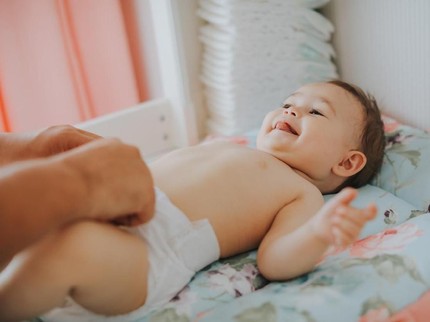 Pentingnya Membilas Diaper Si Kecil Sebelum Membuangnya
