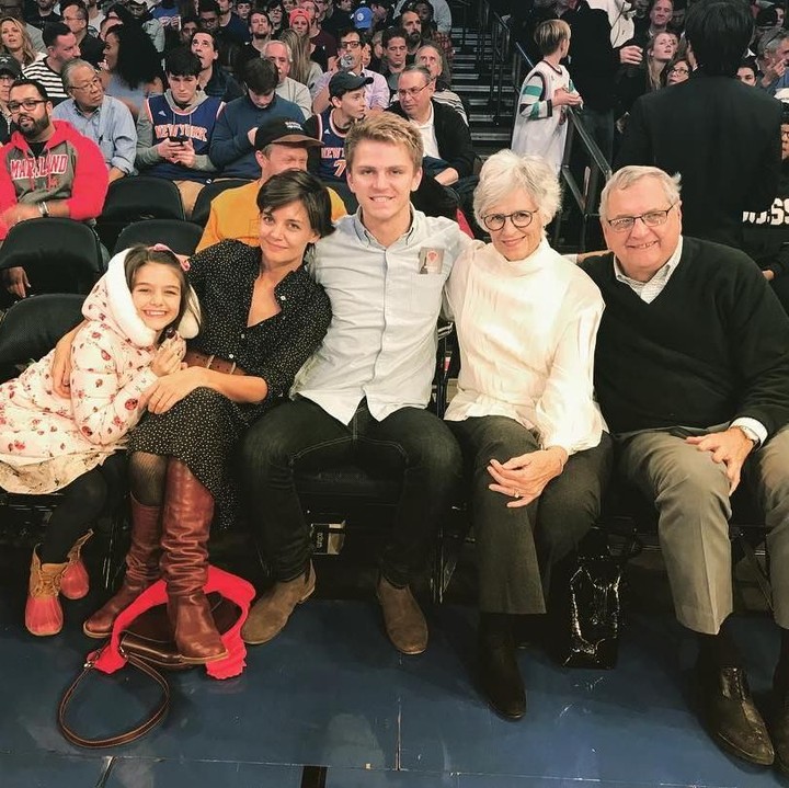 <p>Suri Cruise saat bersama sang ibunda, Katie Holmes dan keluarganya. (Foto: Instagram @katieholmes212)</p>