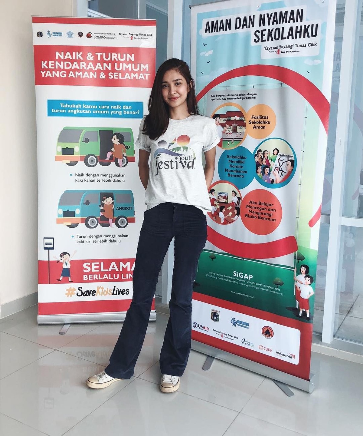 Mikha Tambayong dikenal memiliki gaya yang terlihat chic dan santai&period; Berikut ini potret penampilan ala Mikha Tambayong&period;