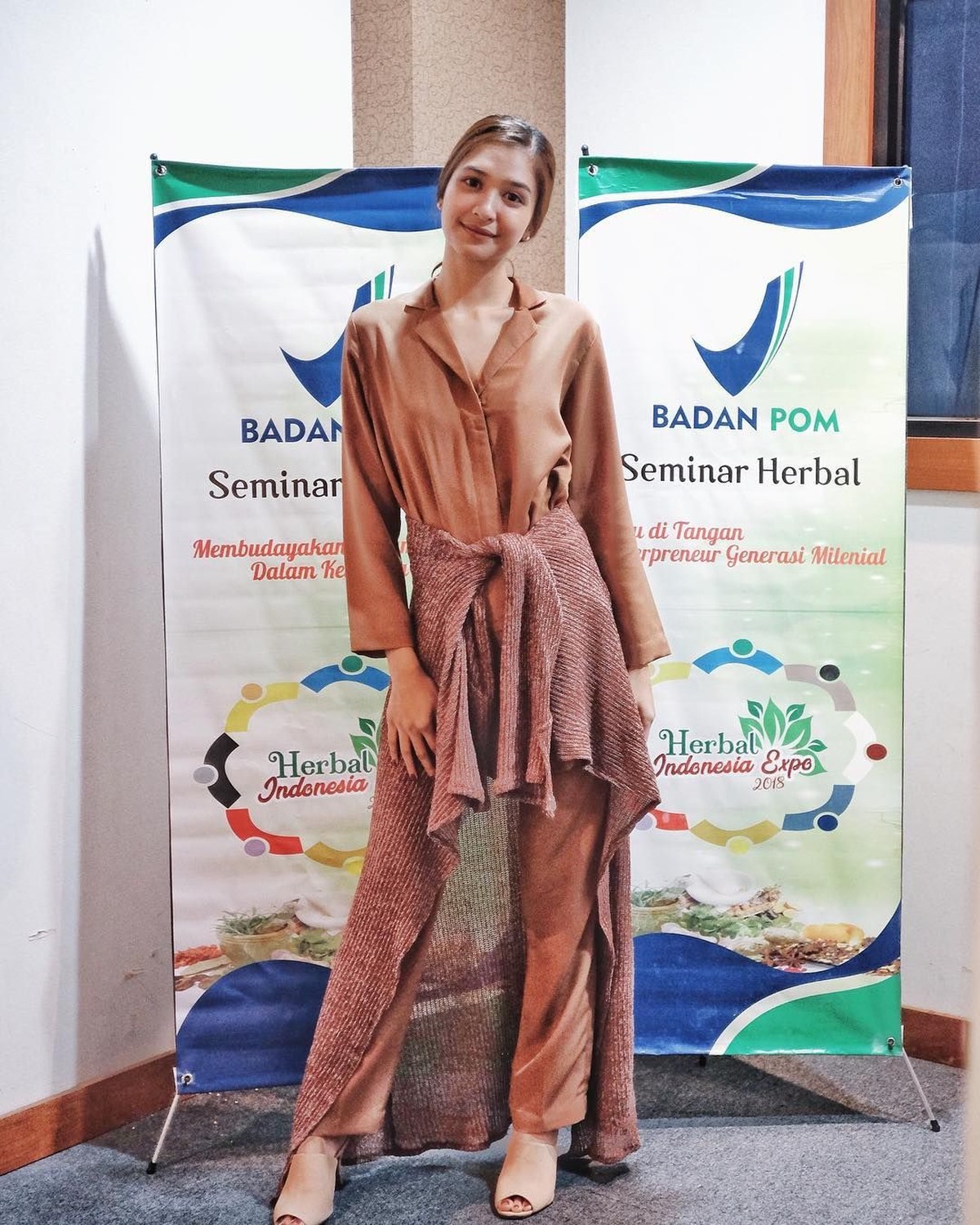 Mikha Tambayong dikenal memiliki gaya yang terlihat chic dan santai&period; Berikut ini potret penampilan ala Mikha Tambayong&period;