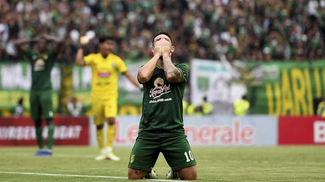 Klasemen Liga 1 mengalami perubahan setelah pekan ke-13 berakhir, termasuk laga antara Persebaya dan Madura United yang berakhir imbang.