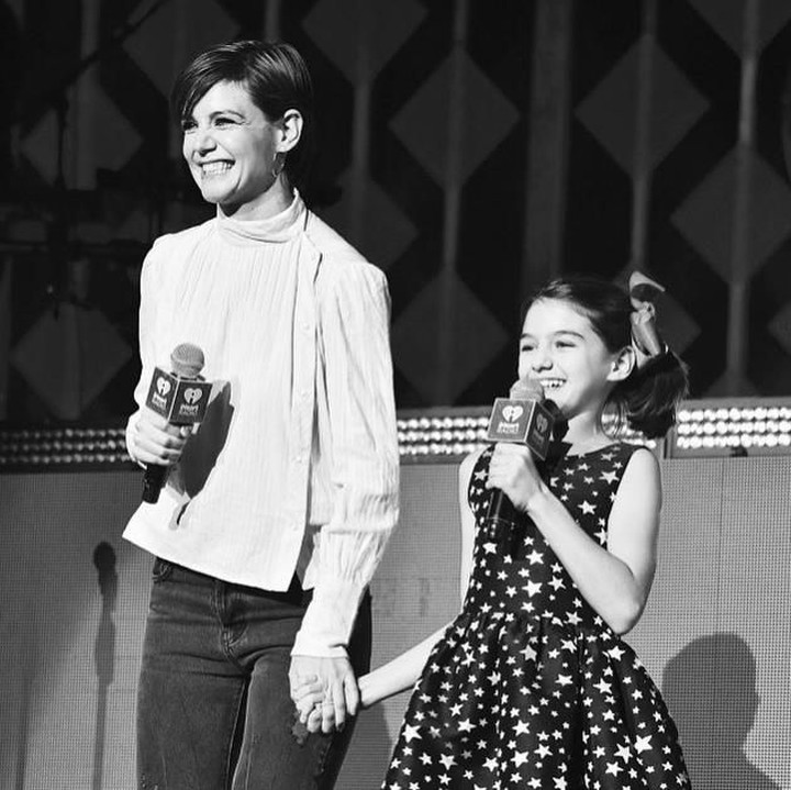 <p>Si cantik Suri Cruise terlihat bahagia saat menemani sang bunda menghadiri sebuah acara. (Foto: Instagram @katieholmes212)</p>