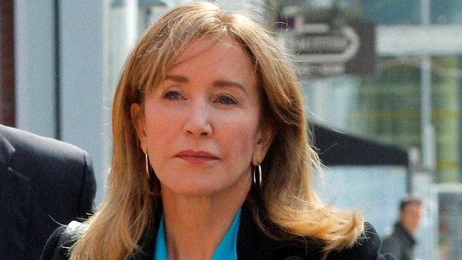 Aktris Felicity Huffman mengaku telah menyuap serta memanipulasi ujian demi memasukkan anaknya ke universitas ternama di Amerika Serikat.
