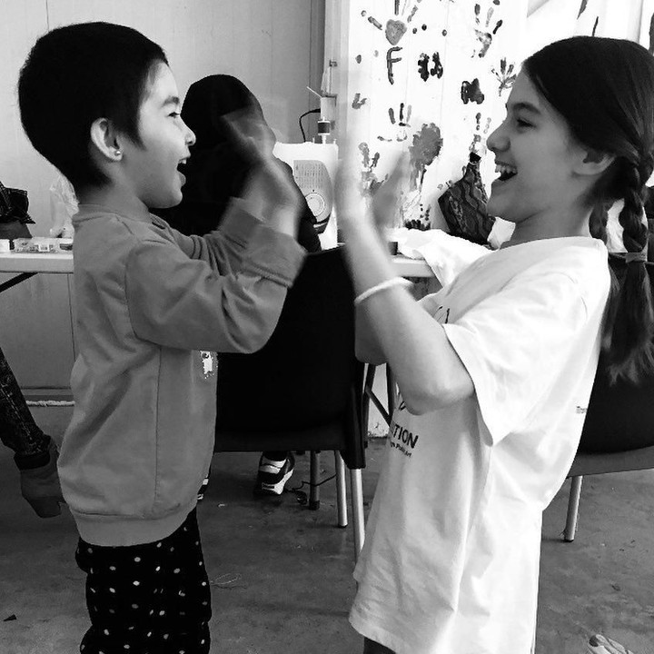 <p>Bunda Katie Holmes patut diacungi jempol. Sejak masih kecil, Suri Cruise sudah diajak berempati dengan mengunjungi kamp pengungsi. (Foto: Instagram @katieholmes212)</p>