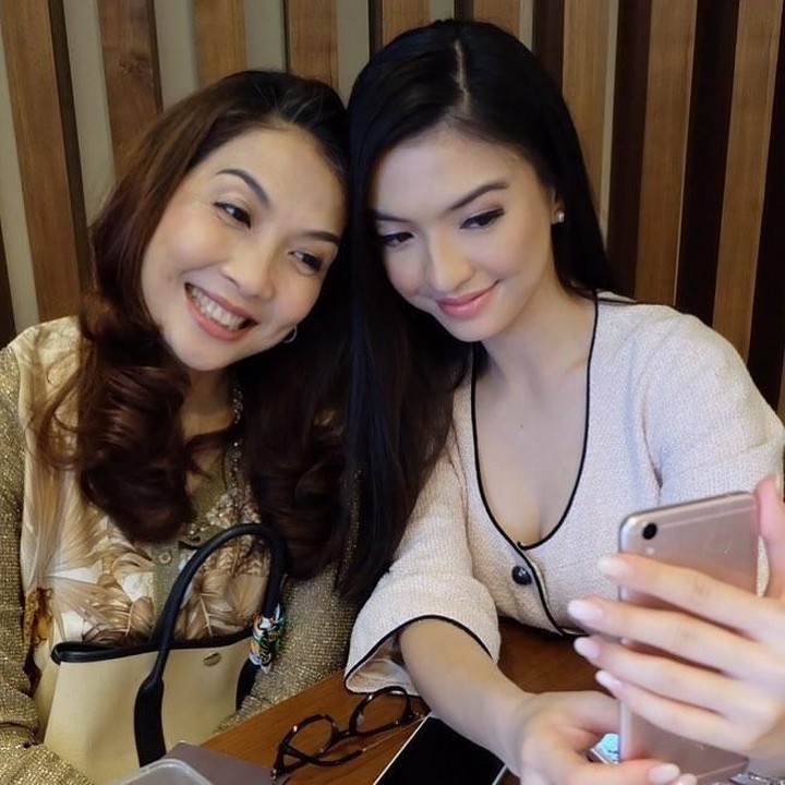 <p>Meski usia sang bunda tak lagi muda, namun kecantikan wajahnya seperti enggak memudar ya, Bun. (Foto: Instagram @ralineshah)</p>