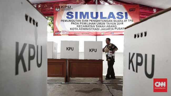 Simulasi pemungutan dan pemcoblosan surat suara di TPS pada Pemilu 2019 yang diselenggarakan oleh Kelompok Penyelenggara Pemungutan Suara (KPPS) Kecamatan Tanah Abang, Jakarta, Selasa, 9 April 2019. Simulasi ini diikuti oleh pemantau, relawan, warga dan petugas TPS dari 7 kelurahan Kecamatan Tanah Abang. CNNIndonesia/Safir Makki