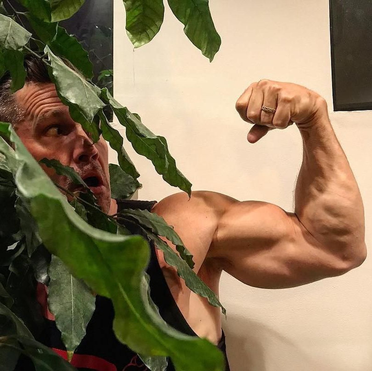 Karakter musuh yang keji di film Avengers&comma; Thanos diperankan oleh Josh Brolin&period; Berikut ini deretan potret konyol Josh jika sedang tidak beraksi menjadi Thanos&period;