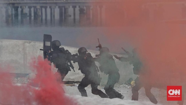 LBH Surabaya menyebut latihan militer terjadi di dekat pemukiman warga di Pasuruan, Jatim, kemarin, tanpa pemberitahuan kepada kepala desa setempat.