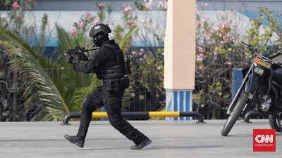 Prajurit Gabungan Satuan Penanggulangan Teror (Satgultor) TNI melakukan latihan penanggulangan teror di Hotel Mercure Ancol, Jakarta, Selasa, 9 April 2019. Latihan yang ditinjau langsung oleh Panglima TNI Marsekal Hadi Tjahjanto tersebut mengangkat tema  &ldquo;Satgultor TNI Melaksanakan Penanggulangan Aksi Terorisme di Wilayah DKI Jakarta Dalam Rangka Mendukung Tugas Pokok TNI&rdquo;. bertujuan guna menghadapi potensi ancaman keamanan tinggi di wilayah Negara Kesatuan Republik Indonesia. (CNN Indonesia/Adhi Wicaksono)