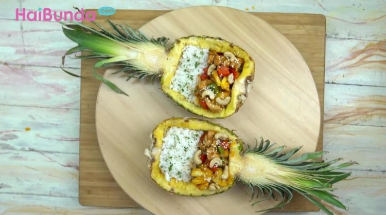 Menambahkan nanas dalam hidangan lazim dilakukan di kawasan Asia Tenggara. Di Thailand misalnya ada hidangan bernama Pineapple Chicken Rice.