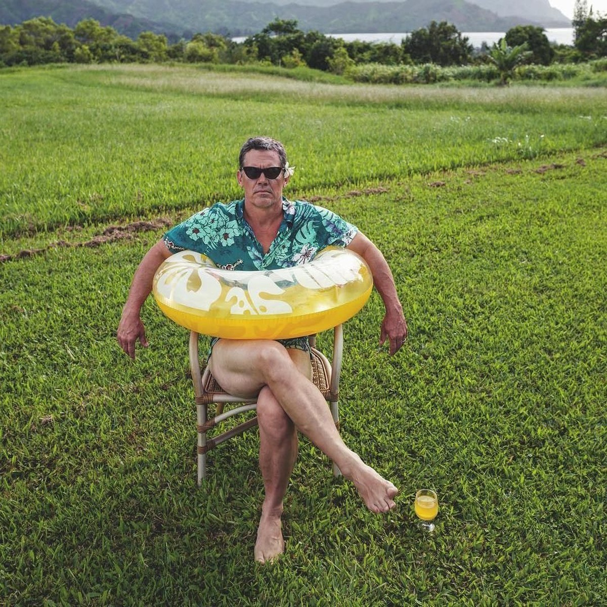 Karakter musuh yang keji di film Avengers&comma; Thanos diperankan oleh Josh Brolin&period; Berikut ini deretan potret konyol Josh jika sedang tidak beraksi menjadi Thanos&period;