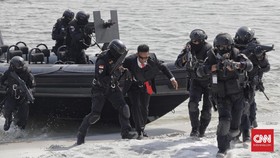 Satgultor TNI Tumpas Teroris, Bebaskan Pejabat dalam 15 Menit