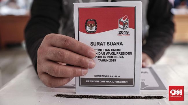 Ayoy Wikarlan sudah 'nyoblos' sejak pemilu pertama Indonesia. Tapi dia absen ke TPS dalam dua periode, karena dicap komunis.