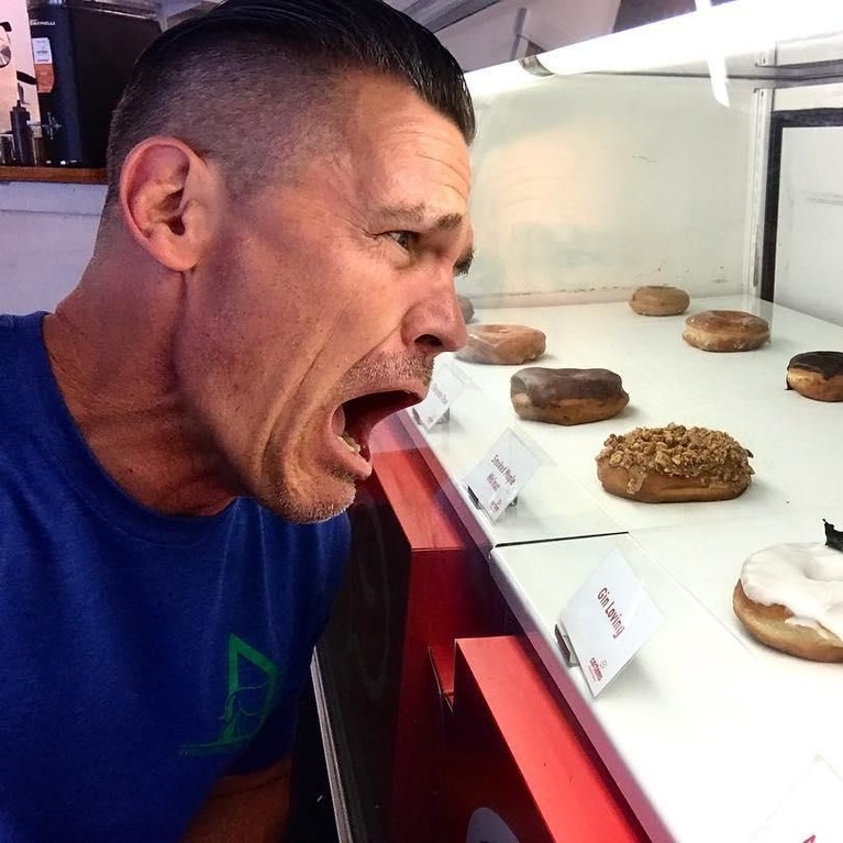 Karakter musuh yang keji di film Avengers, Thanos diperankan oleh Josh Brolin. Berikut ini deretan potret konyol Josh jika sedang tidak beraksi menjadi Thanos.
