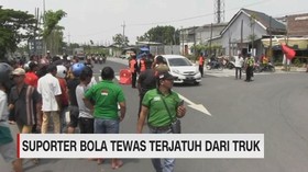 VIDEO: Suporter Bola Tewas Terjatuh dari Truk