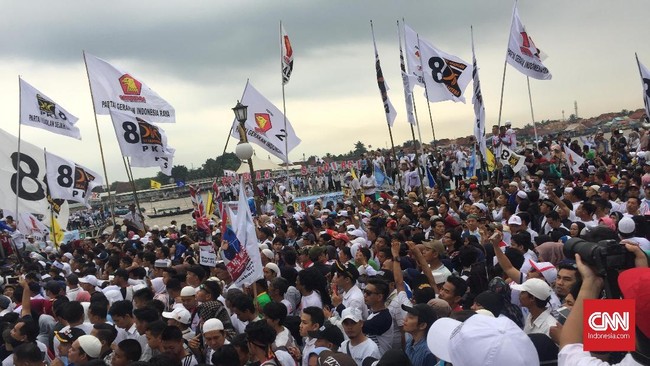 Massa pendukung calon presiden nomor urut 02 Prabowo Subianto menyemut di pelataran Benteng Kuto Besak (BKB) Palembang. Alun-alun kota yang berada persis di pesisir Sungai Musi tersebut, tak dapat lagi menampung massa yang sangat antusias ingin melihat langsung sosok yang didukungnya.