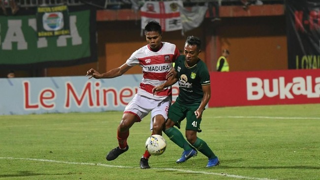 Persebaya Surabaya vs Madura United untuk sementara imbang 1-1 pada babak pertama lanjutan Liga 1 2019 di Stadion Gelora Bung Tomo, Surabaya, Sabtu (10/8).