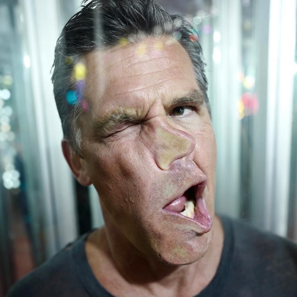Karakter musuh yang keji di film Avengers&comma; Thanos diperankan oleh Josh Brolin&period; Berikut ini deretan potret konyol Josh jika sedang tidak beraksi menjadi Thanos&period;