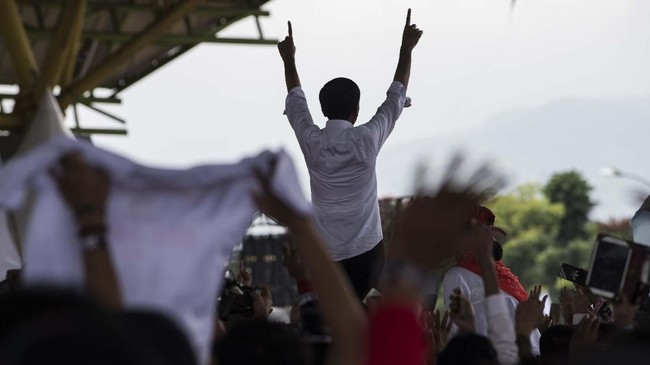 Pengamat politik menganggap relawan bisa saja rencana yang didesain partai politik. Jika benar murni dari masyarakat, maka citra partai semakin jatuh.
