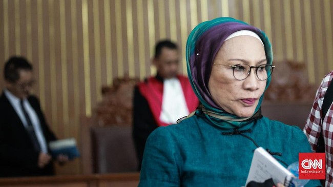 Ratna Sarumpaet konsisten mengacungkan salam dua jari, sembari mendoakan agar Pemilu 2019 berlangsung damai.
