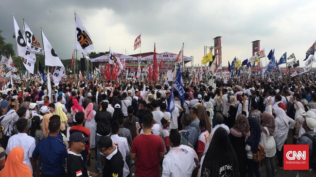 Lebih dari ribuan massa berkumpul di pelataran Benteng Kuto Besak (BKB) menantikan calon presiden nomor urut 02 Prabowo Subianto tiba untuk berorasi dalam kampanye rapat umum di Palembang, Selasa (9/4).