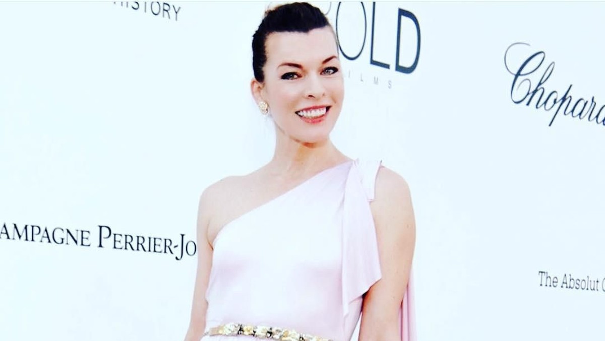Karakter antagonis Nimue&comma; The Blood Queen dalam film Hellboy diperankan aktris Milla Jovovich&period; Berikut ini deretan potret cantik dari Milla Jovovich&period;