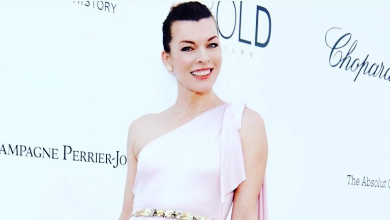 7 Foto Cantik Milla Jovovich Si Antagonis di 'Hellboy' Karakter antagonis Nimue, The Blood Queen dalam film Hellboy diperankan aktris Milla Jovovich. Berikut ini deretan potret cantik dari Milla Jovovich.
