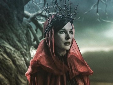 7 Foto Cantik Milla Jovovich Si Antagonis di 'Hellboy'