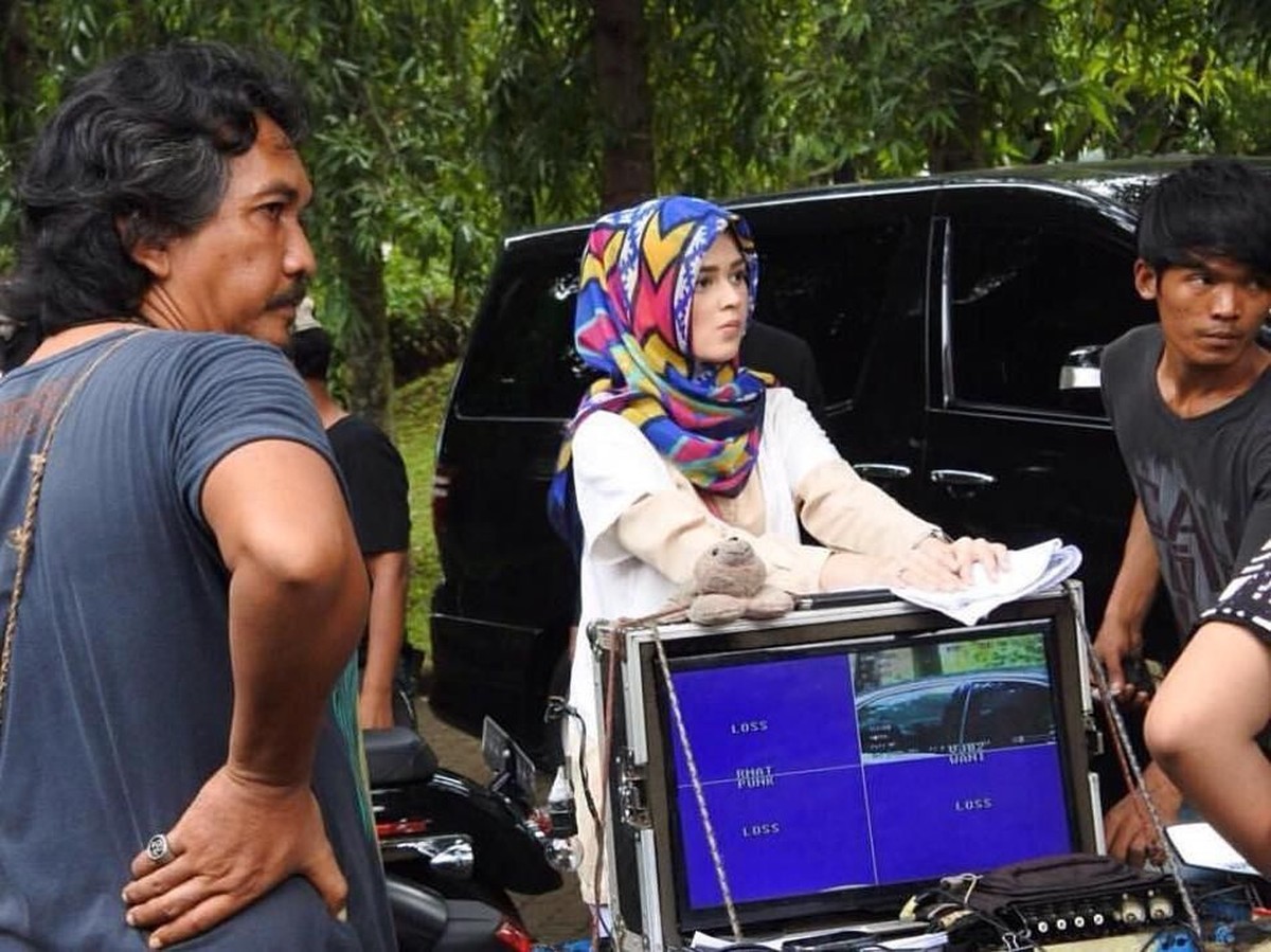 Aktris Cantik&comma; Cut Meyriska&comma; saat ini telah mantab berhijab&period; Kabarnya&comma; salah satu hal yang mempengaruhi keputusannya itu ialah hubungan dengan Roger Danuarta&period;