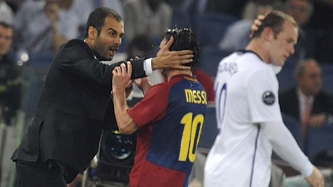 Barcelona¥s coach Josep Guardiola (L) celebrates with Barcelona¥s Argentinian forward Lionel Messi (C) as Manchester United's forward Wayne Rooney  looks on at the end of the final of the UEFA football Champions League on May 27, 2009 at the Olympic Stadium in Rome. Barcelona defeated Manchester United 2-0 to win the Cup.       AFP PHOTO / CHRISTOPHE SIMON (Photo by CHRISTOPHE SIMON / AFP)