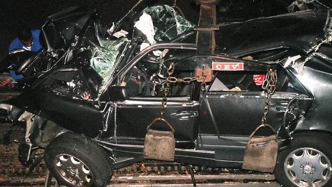 Dari empat penumpang yang ada di mobil Putri Diana, cuma satu orang selamat yakni yang pakai sabuk pengaman.
