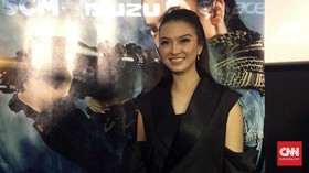 Raline Shah Frustrasi Pegang Senjata Glock 17 dan M4