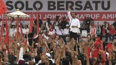 FOTO : Adu Kuat Kampanye Jokowi - Prabowo di Solo Jokowi dan Prabowo secara bergantian menggelar kampanye terbuka di Solo. Solo siginifikan karena jadi basis suara Jokowi yang penting untuk direbut Prabowo.