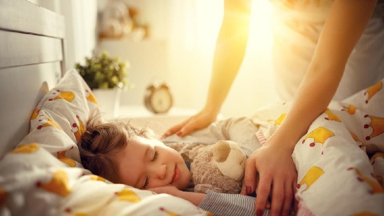 Agar anak mudah tidur, rupanya ada stimulasi yang mesti dilakukan sejak dia kecil, Bun.