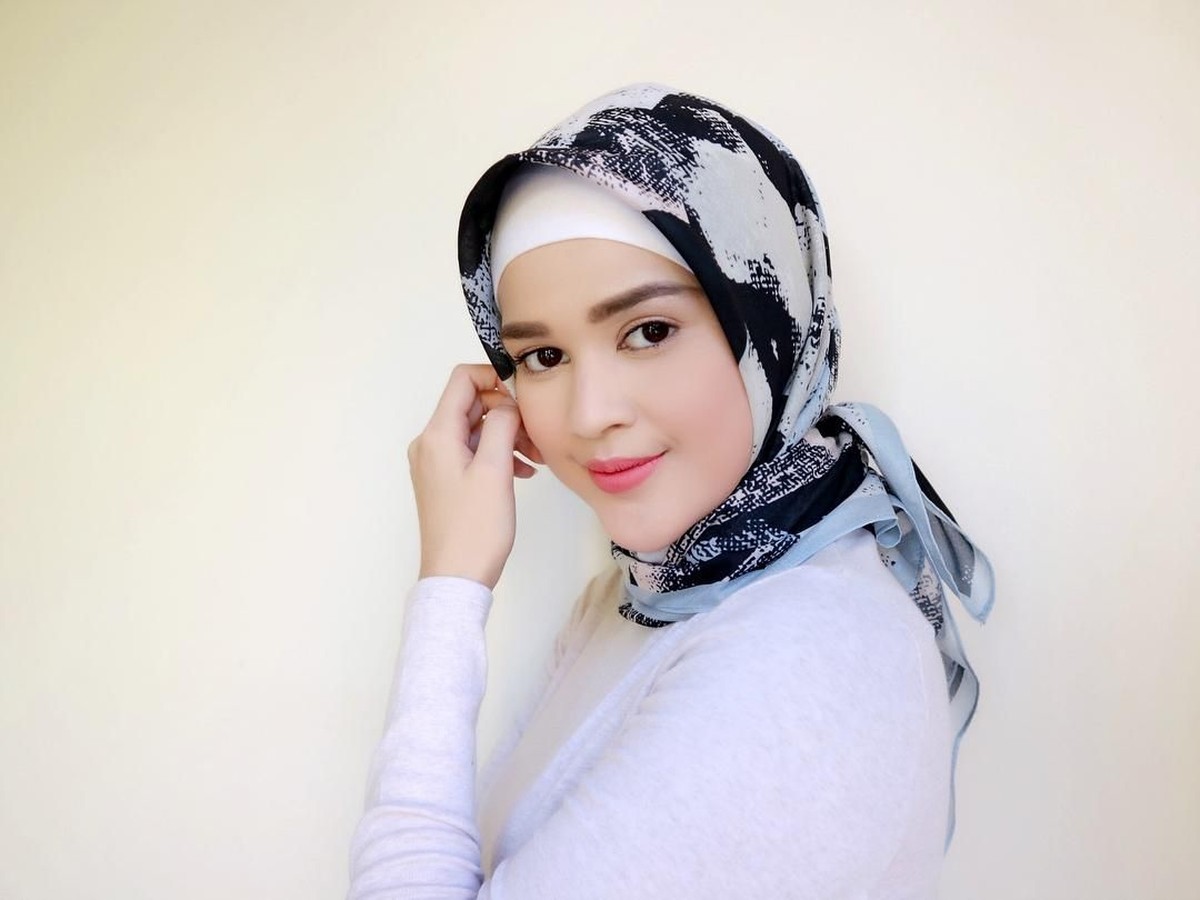 Aktris Cantik&comma; Cut Meyriska&comma; saat ini telah mantab berhijab&period; Kabarnya&comma; salah satu hal yang mempengaruhi keputusannya itu ialah hubungan dengan Roger Danuarta&period;