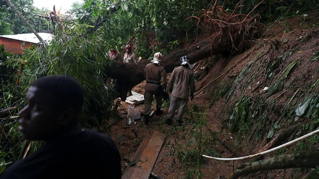 Hujan monsun yang menghantam sebuah desa di bagian timur Myanmar dilaporkan memicu longsor hingga menelan 22 korban meninggal dunia.