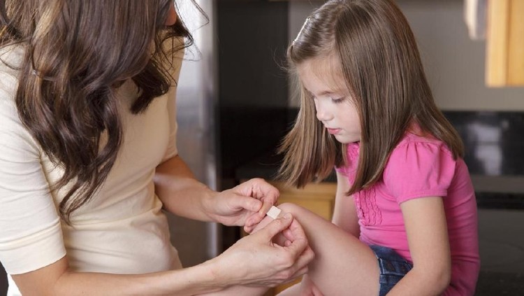 Bagi anak, aktivitas melepas bisa terasa amat menyakitkan. Nah, tips ini bisa Bunda coba agar anak tak terlalu merasa sakit.