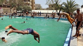 Wanita Boleh Bertelanjang Dada Saat Berenang di Barcelona