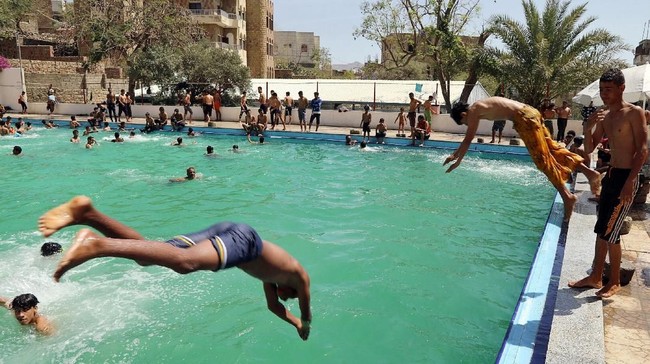 Dewan Barcelona mengirim peringatan ke pengelola kolam renang dan meminta mereka menjamin kesetaraan dengan membolehkan perempuan berenang tanpa penutup dada.