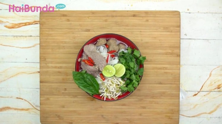 Dalam resep kali ini, Bunda akan diajak membuat makanan khas Vietnam yang kaya dengan rempah: Vietnamese Beef Pho.