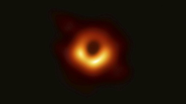 Astronom mengklaim itu merupakan gambar perdana black hole di galaksi Bimasakti. Mereka juga terkejut sekaligus bangga dengan pencapaian ini.