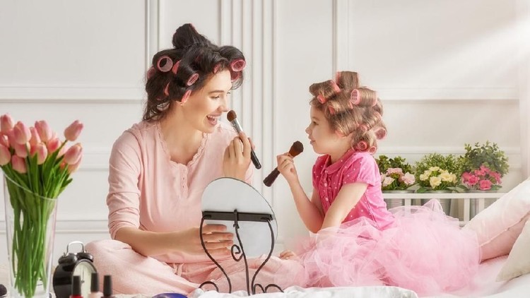 Nudes makeup menjadi pilihan riasan yang cocok untuk para Bunda. Terlihat segar dalam pilihan warna natural.
