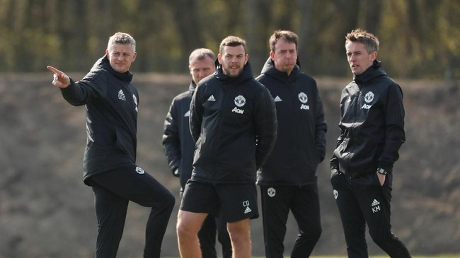 Manchester United menggelar pertemuan darurat jelang laga krusial melawan Chelsea pada lanjutan Liga Inggris di Stadion Old Trafford, Minggu (28/4).