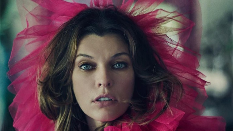 7 Foto Cantik Milla Jovovich Si Antagonis di 'Hellboy' Karakter antagonis Nimue, The Blood Queen dalam film Hellboy diperankan aktris Milla Jovovich. Berikut ini deretan potret cantik dari Milla Jovovich.
