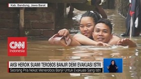 VIDEO: Suami Nekat Menerobos Banjir Untuk Evakuasi Sang Istri