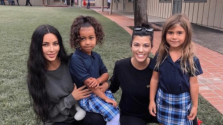 Anak Kim Kardashian dekat dengan sepupunya. Bahkan mereka kompak banget saat kembali ke sekolah.